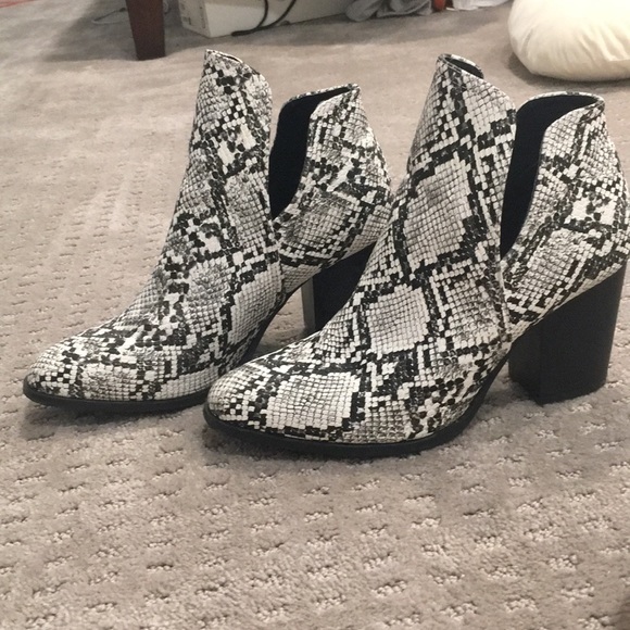 NWOT Snakeskin print vegan leather booties - Picture 10 of 11